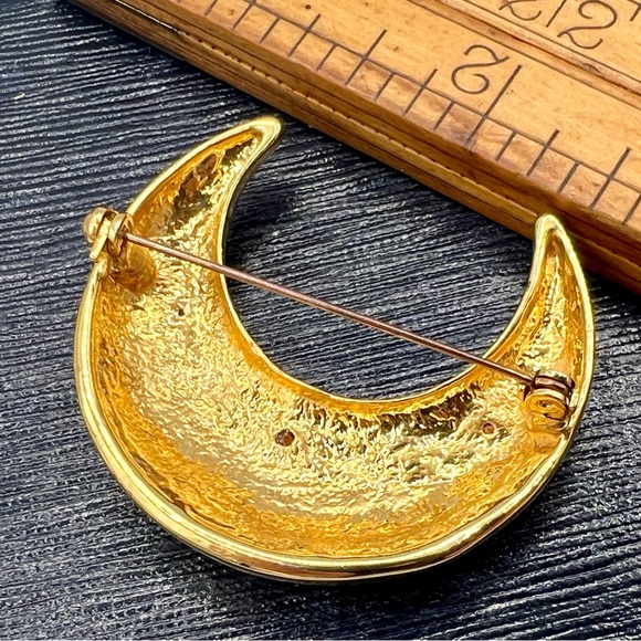 Vintage gold tone crescent moon brooch pin rhinestones celestial - Picture 6 of 6